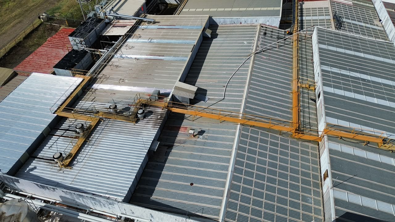 Vista aérea de una cubierta industrial con instalaciones y equipos
