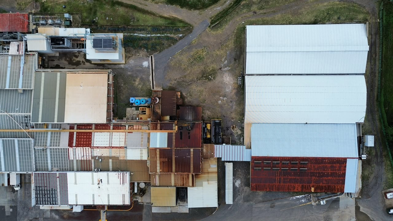 Vista vertical de cubiertas en una planta industrial