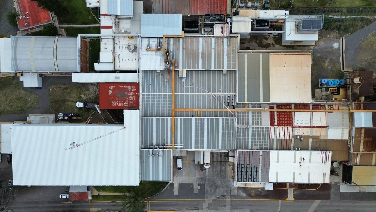 Levantamiento aéreo vertical de una planta industrial
