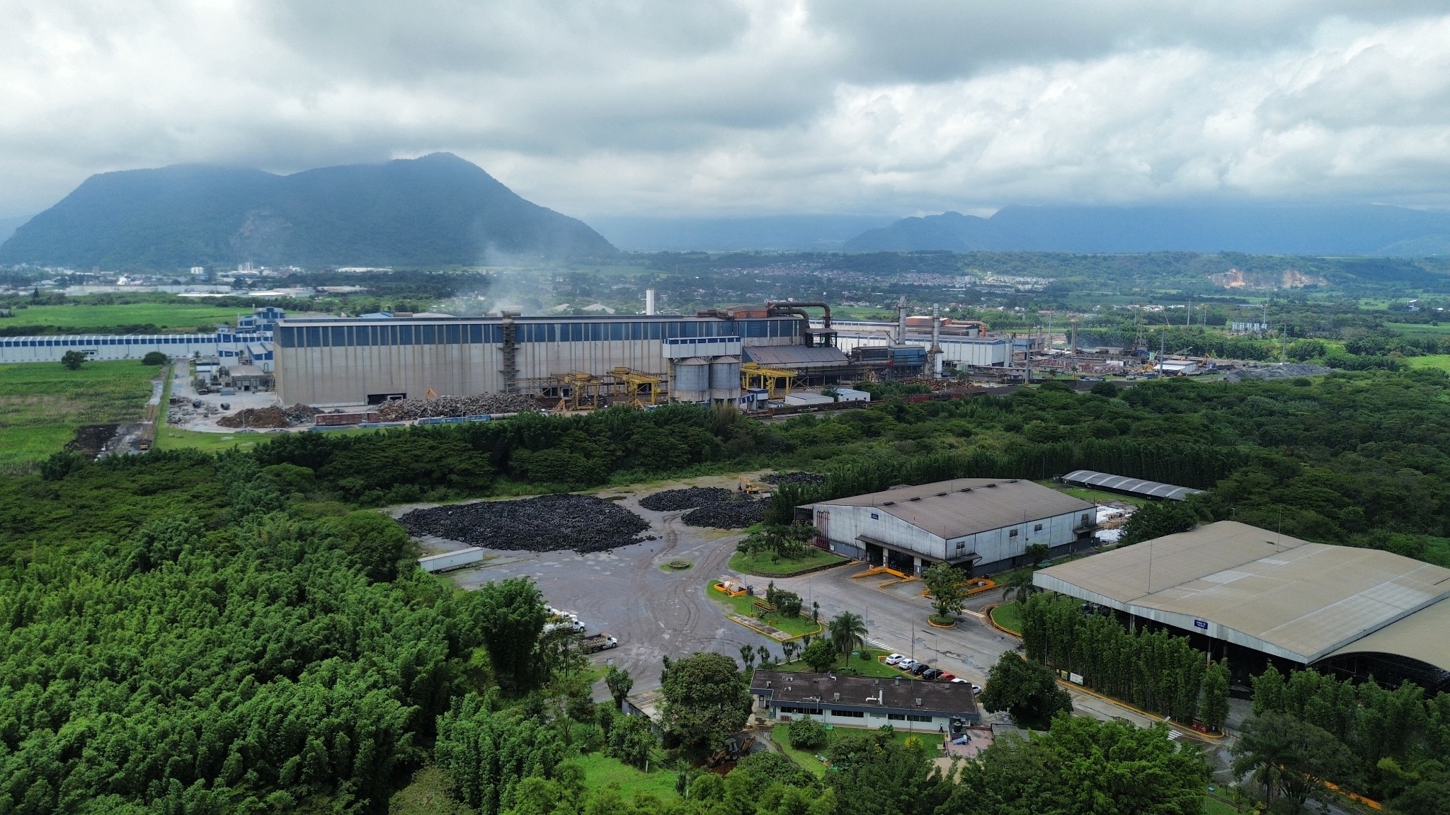 Vista aérea de un complejo industrial rodeado de vegetación